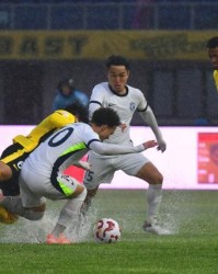 暴雨中踢18分钟！西海岸VS三镇延期至3日14点再战